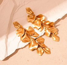 Load image into Gallery viewer, Royal Gold Leaf Earring